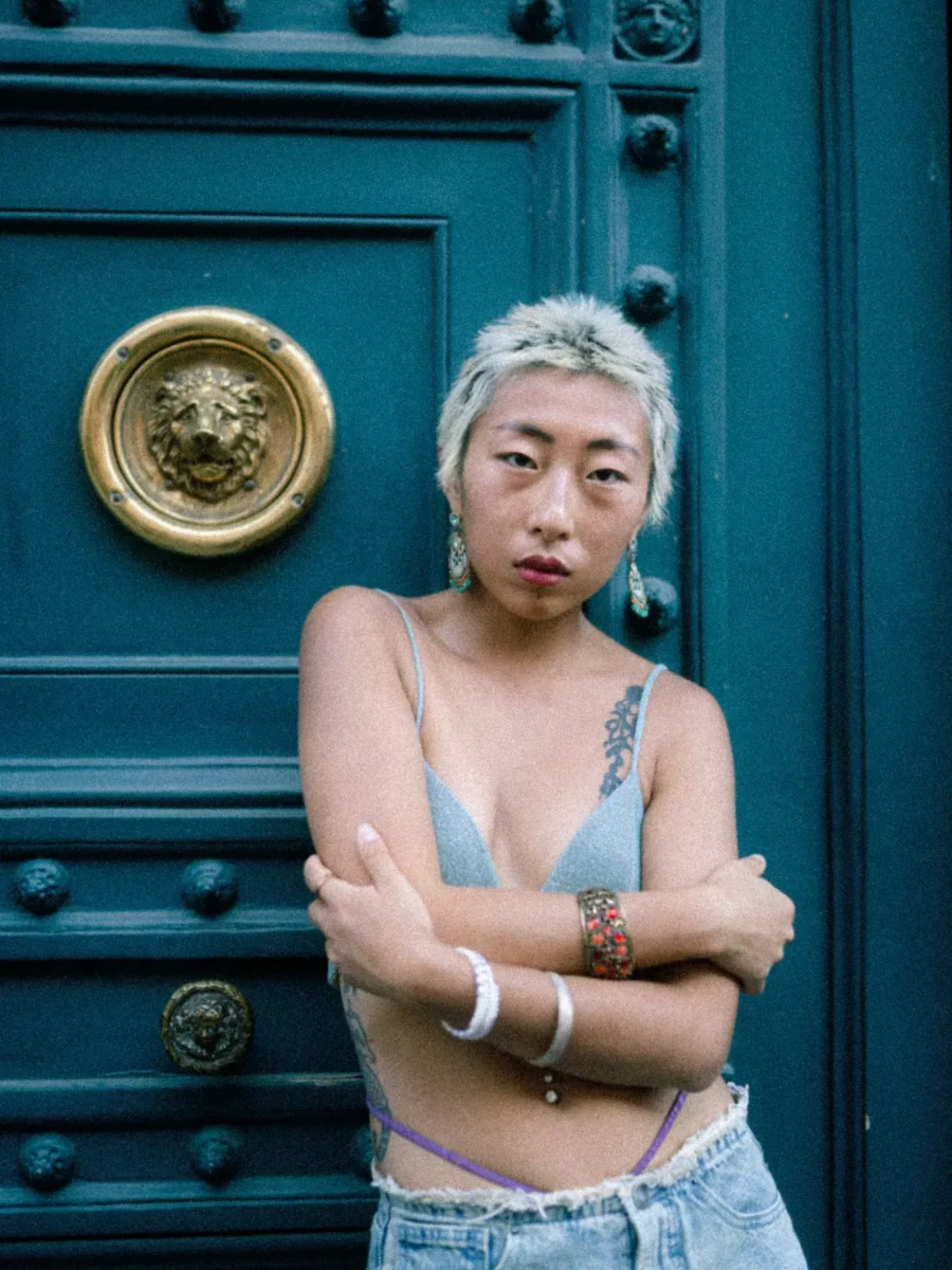 Portrait devant une porte parisienne bleu canard