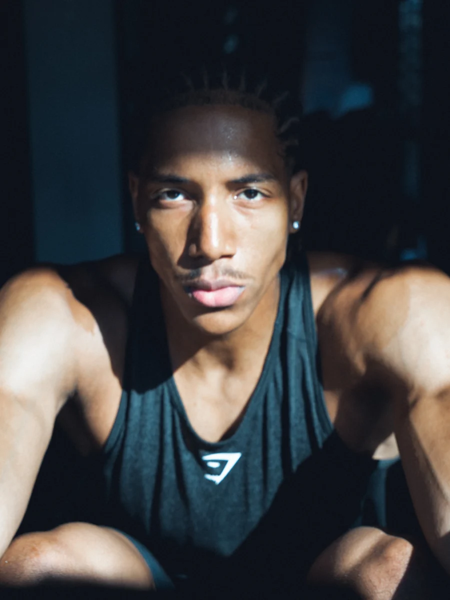 Retrato cercano en el gimnasio, poca luz