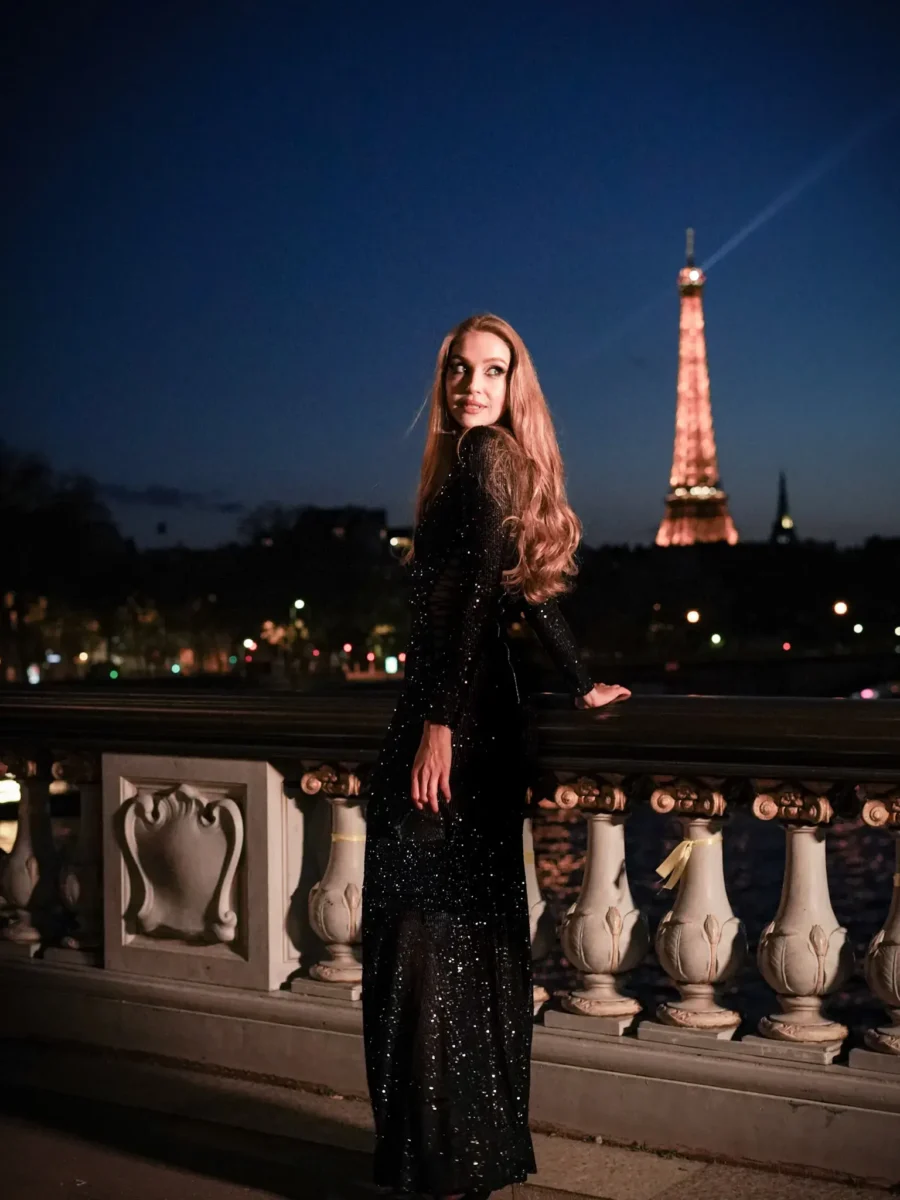 Portrait de soirée sur le Pont Alexandre III, tour Eiffel en arrière-plan