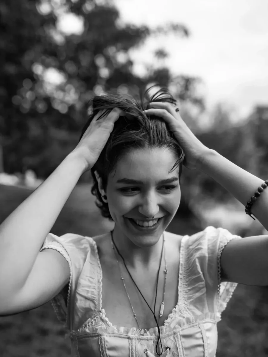 Portrait souriant en extérieur, noir et blanc