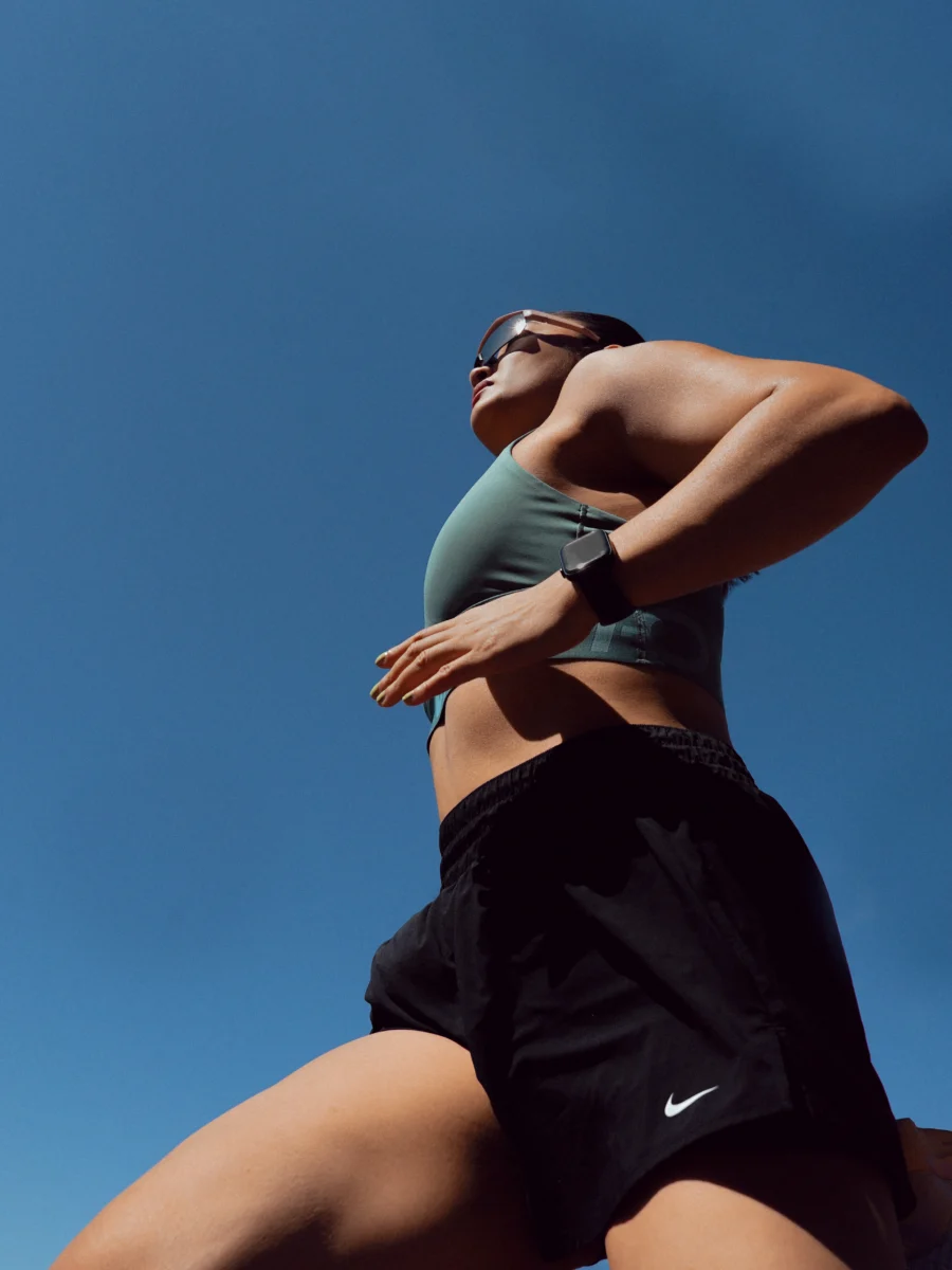 Portrait sportif en extérieur, ciel bleu