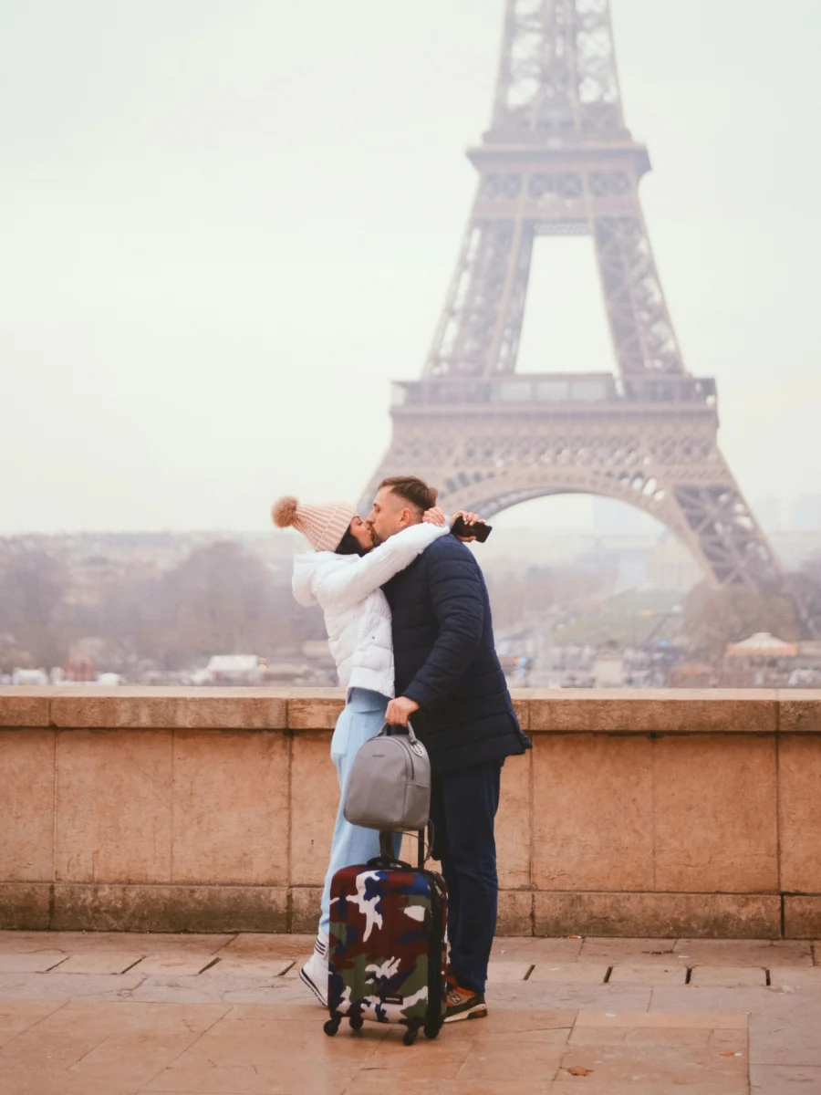 Un homme porte sa compagne après la demande en mariage