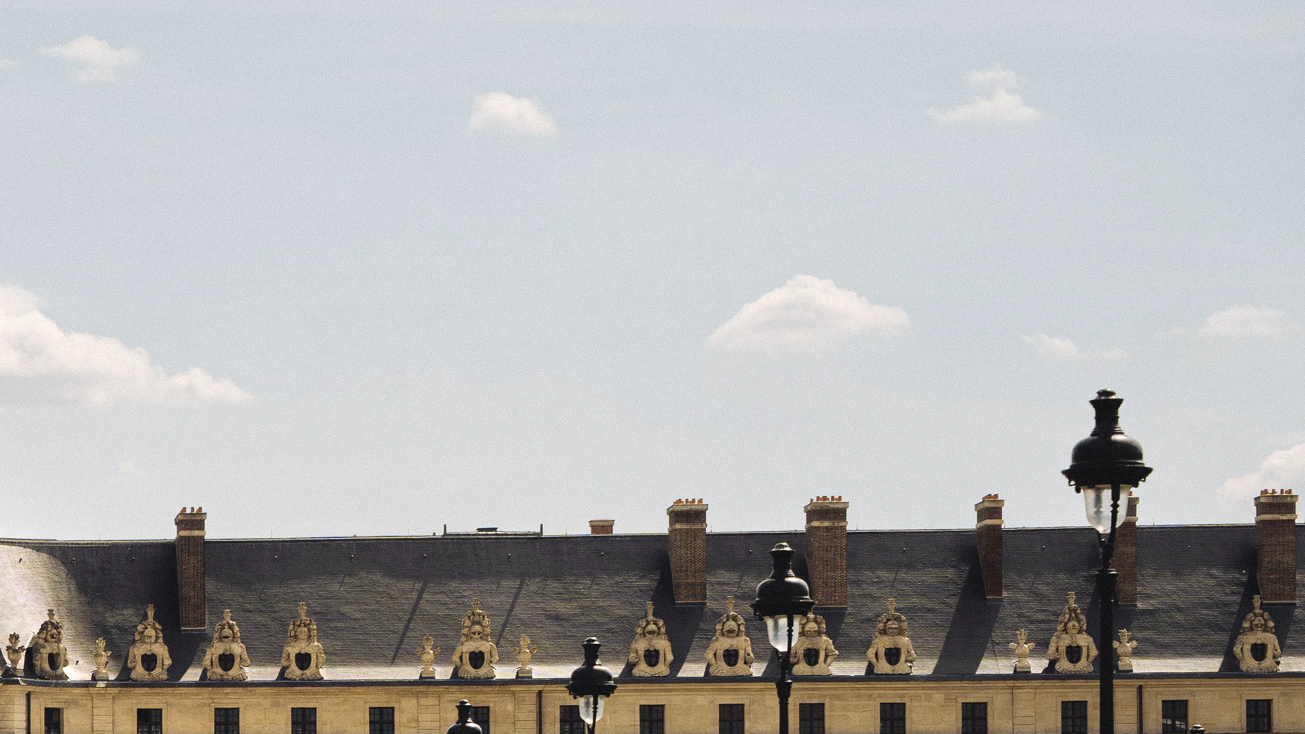 Toits parisiens et lampadaires, ciel voilé