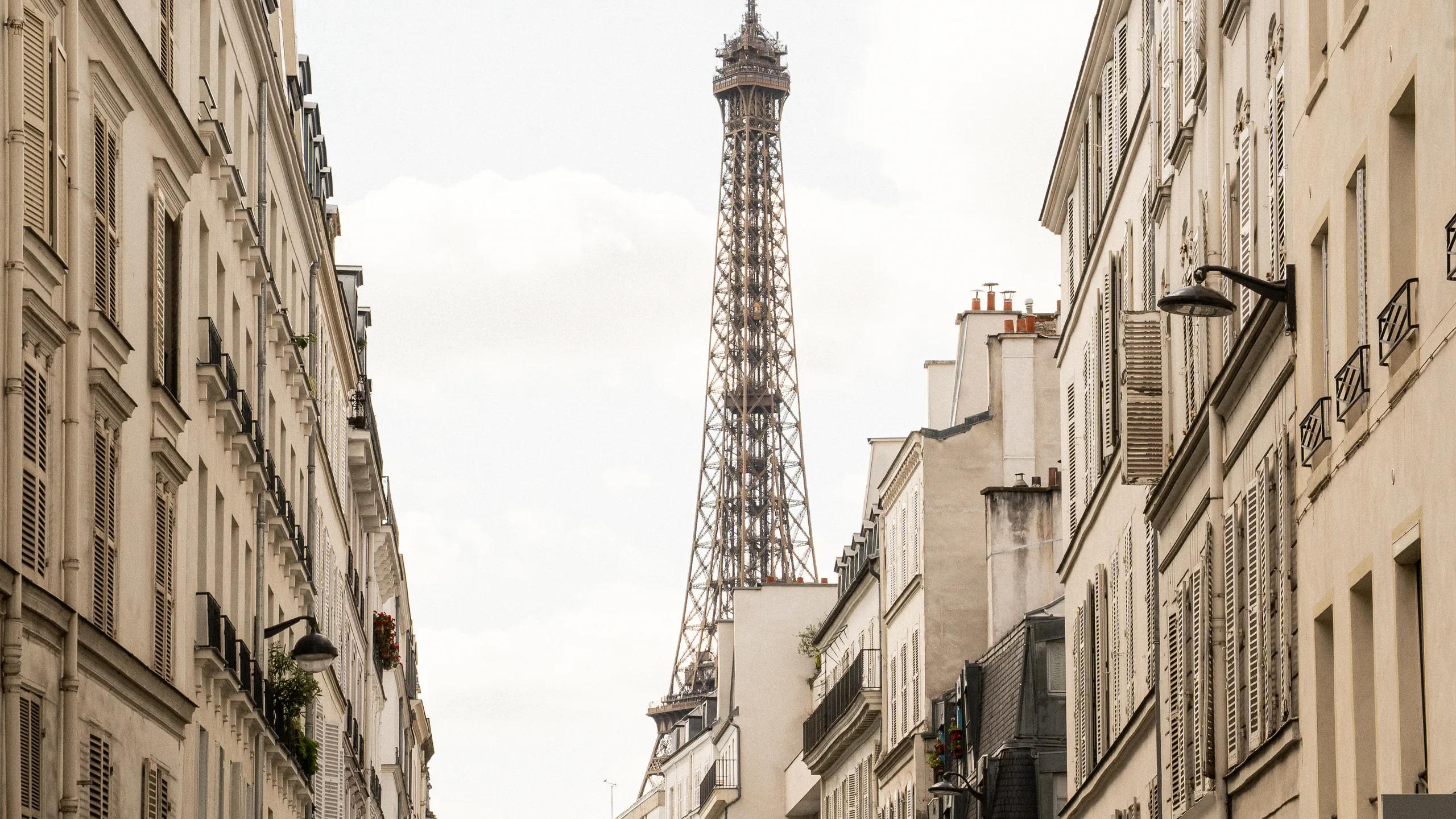 La tour Eiffel encadrée par les immeubles haussmanniens