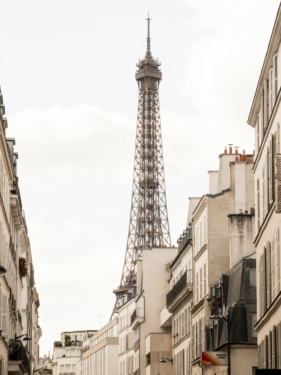 La tour Eiffel encadrée par les immeubles haussmanniens