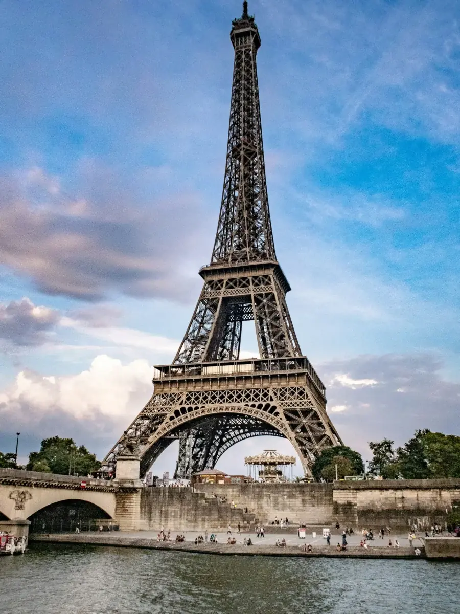 La tour Eiffel vue depuis la Seine