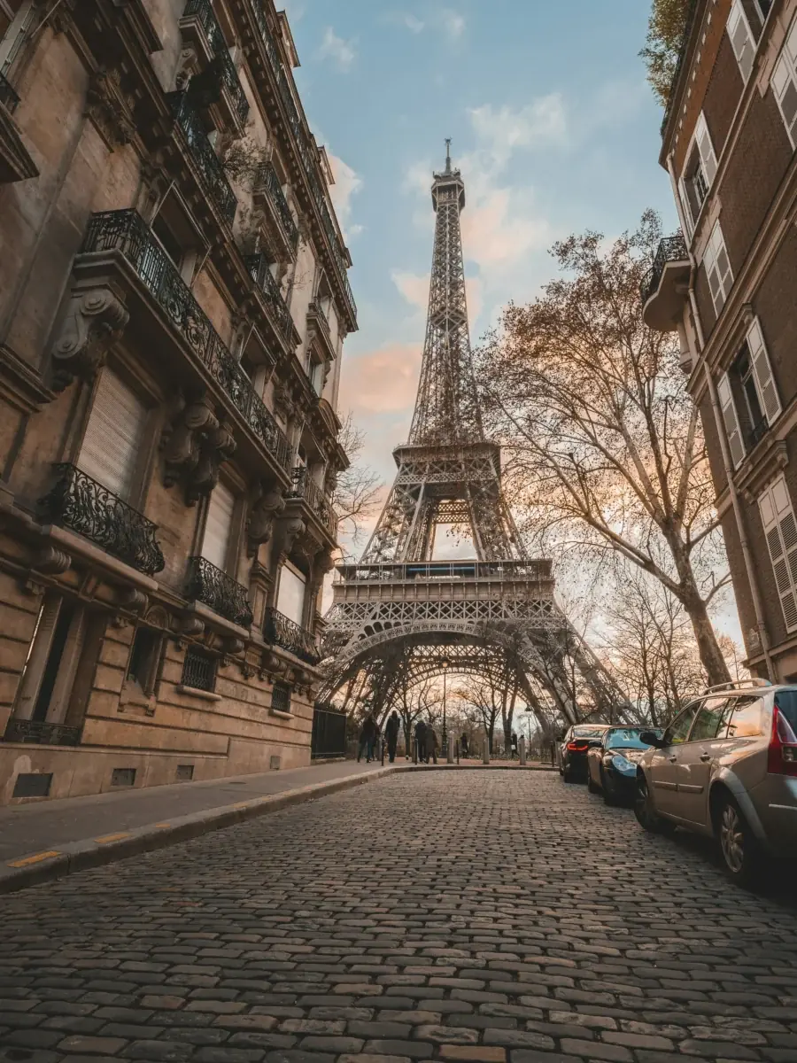 La tour Eiffel sous un ciel bleu