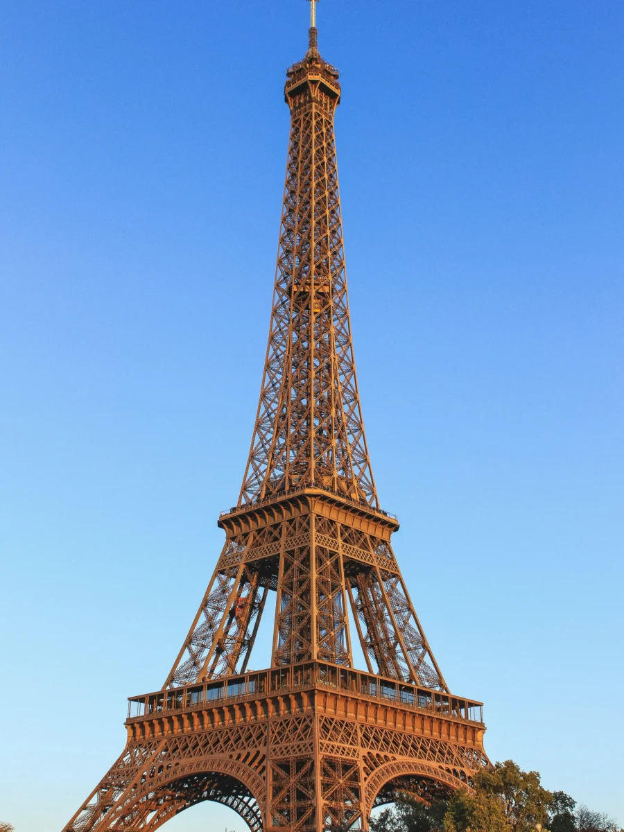 La tour Eiffel encadrée par les arbres du Champ-de-Mars