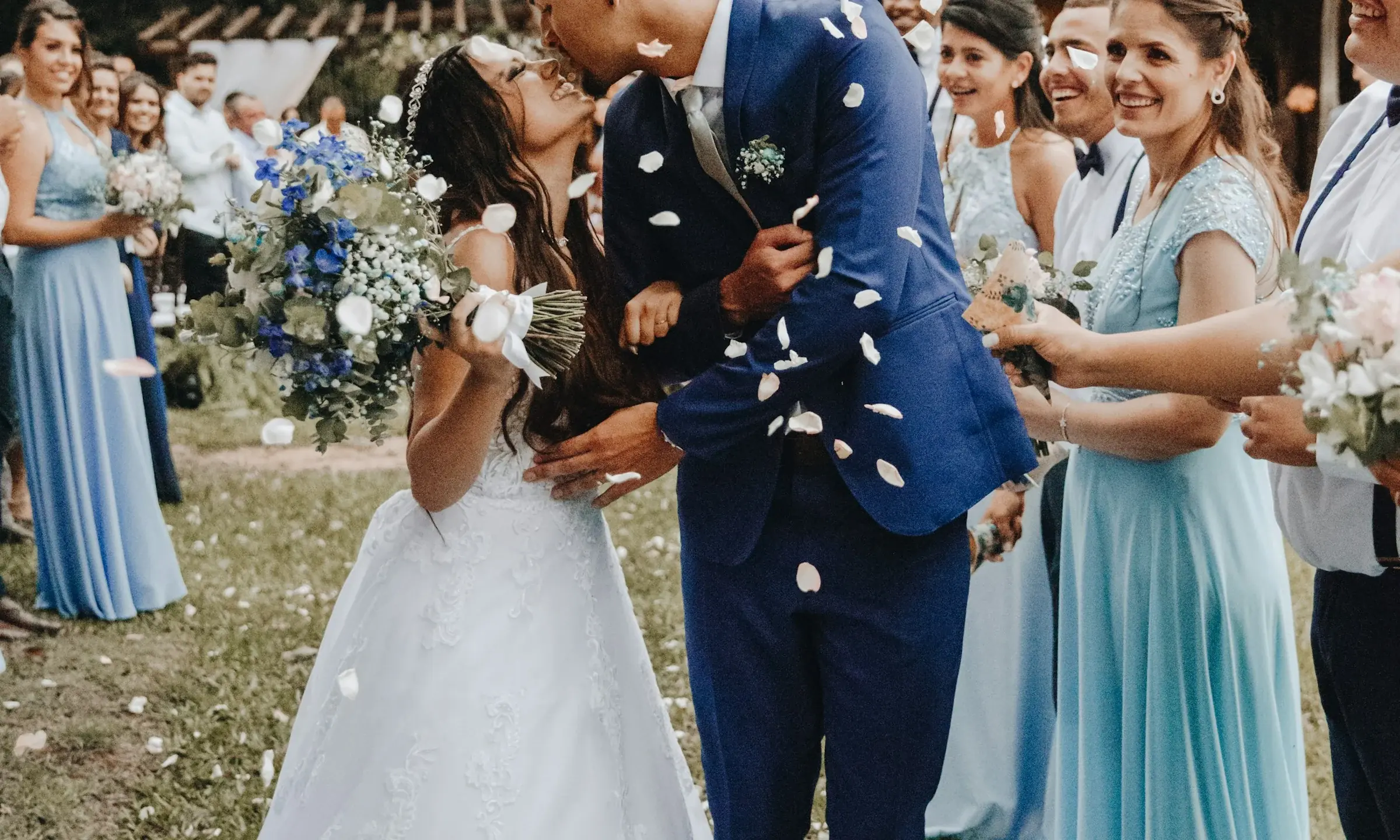Un marié en costume bleu embrasse la mariée