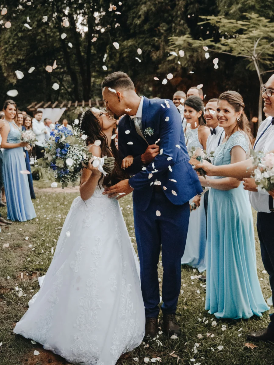 Un marié en costume bleu embrasse la mariée