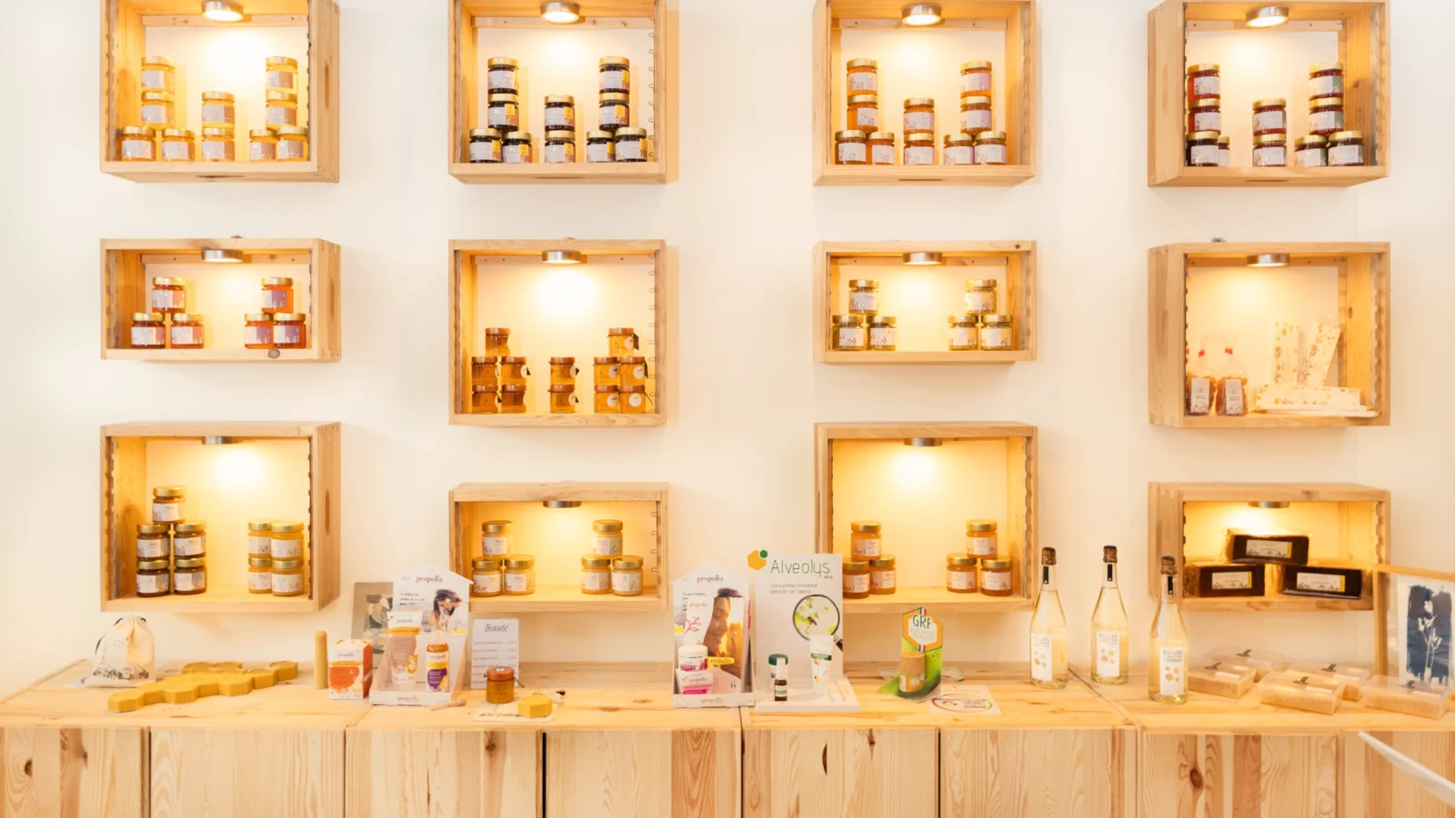 Étagères en bois éclairées avec des pots de miel dans la boutique CityBzz, Paris 13e
