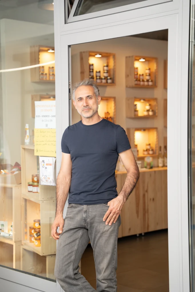 Volkan Tanaci, fondateur de CityBzz, sur le pas de la porte de sa boutique