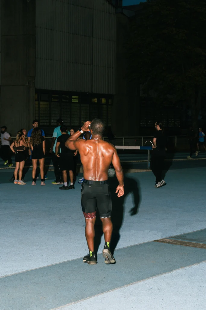 Groupe de coureurs pendant un exercice de fentes, à la tombée de la nuit