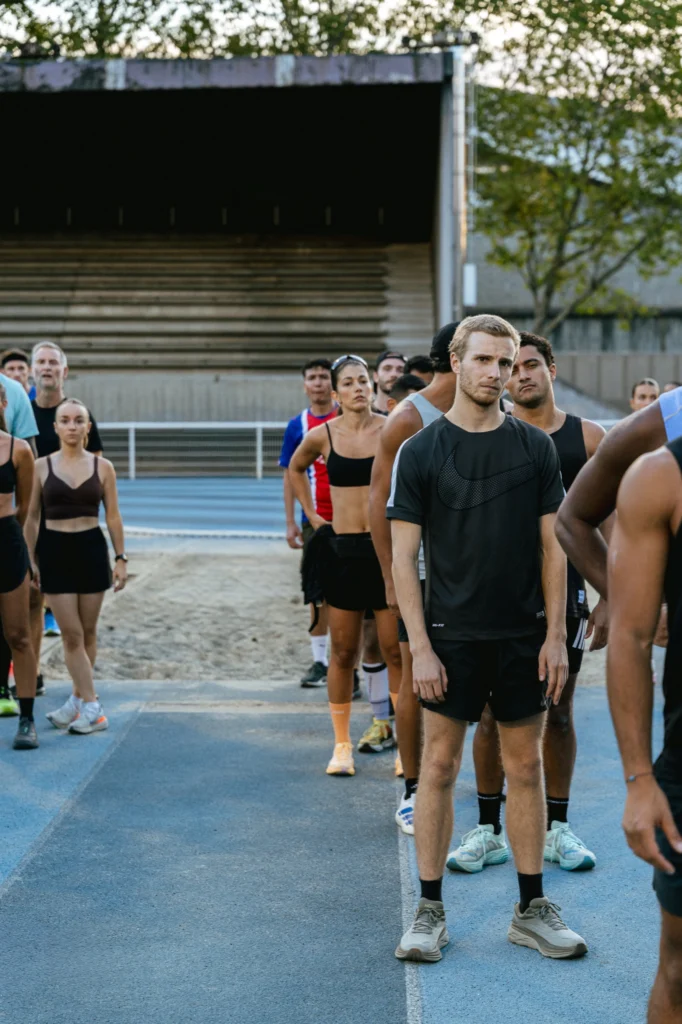 Coureurs alignés sur la piste avant la séance